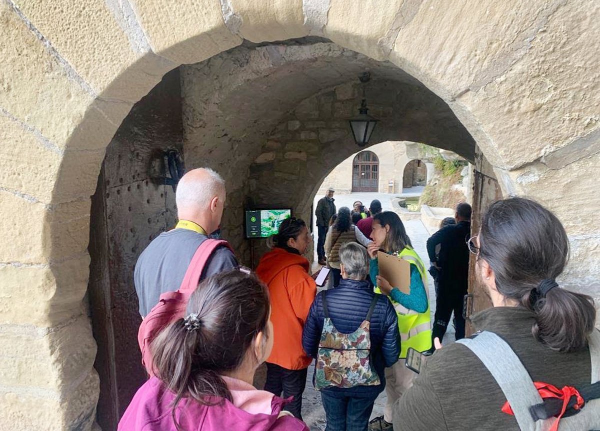 Visitants a Sant Miquel del Fai