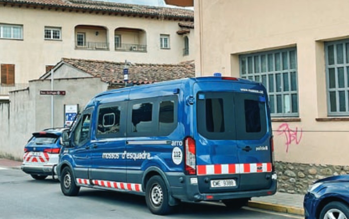 Operatiu dels Mossos al centre històric de Torelló, el maig passat
