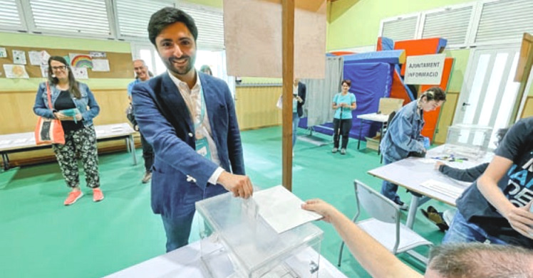 Arnau Rovira, en el moment de votar a les elelccions de diumenge passat