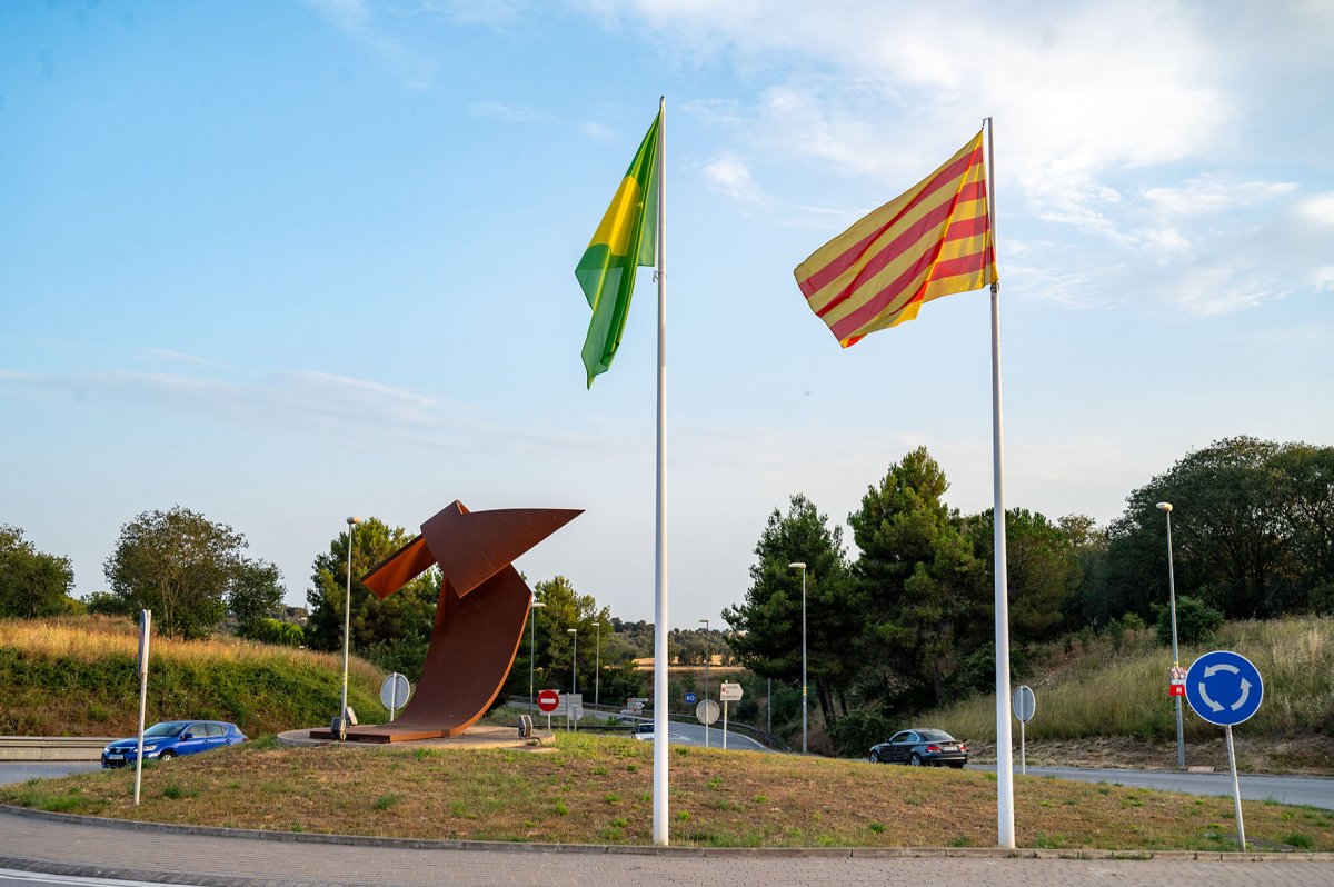 La bandera local al costat de la senyera a la rotonda d'entrada a l'Ametlla