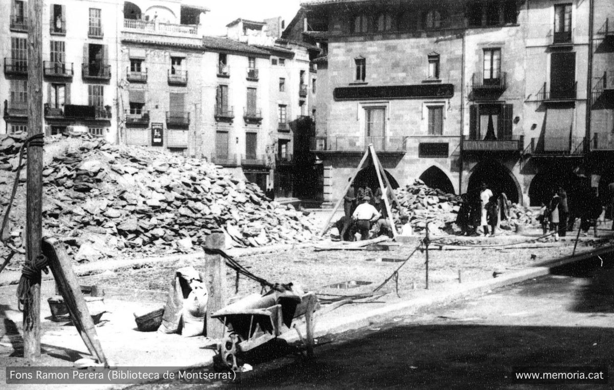 Imatge del refugi número 3, a la plaça Major de Vic (24 de març de 1938)