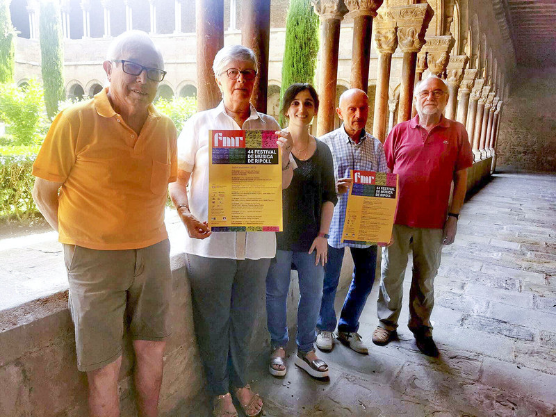 Membres d’Amics de la Música al claustre, amb l’alcaldessa de Ripoll