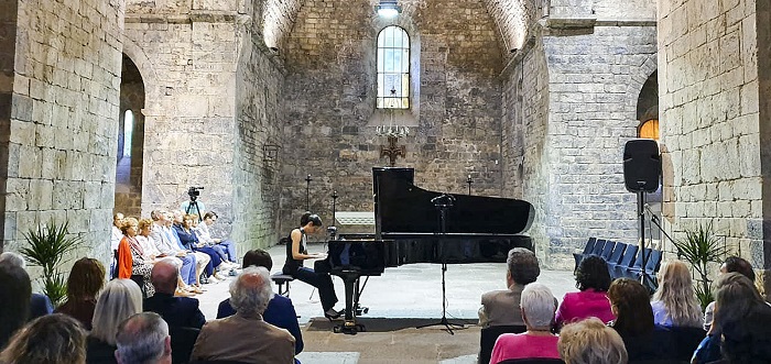 Un moment del concert d'Alba Ventura al monestir de Sant Pere de Camprodon