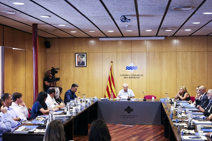 La intervenció de Sergi Albrich durant la constitució del nou Consell Comarcal del Ripollès, amb Amadeu Rosell al mig