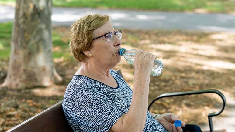 Beure aigua i estar hidratat és un dels consells bàsics per afrontar la calor