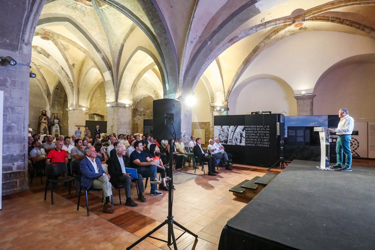 Josep Font, divendres, dirigint-se a l'auditori. A la primera fila, al fons, els fundadors: Joan Santanach i Eudald Heras