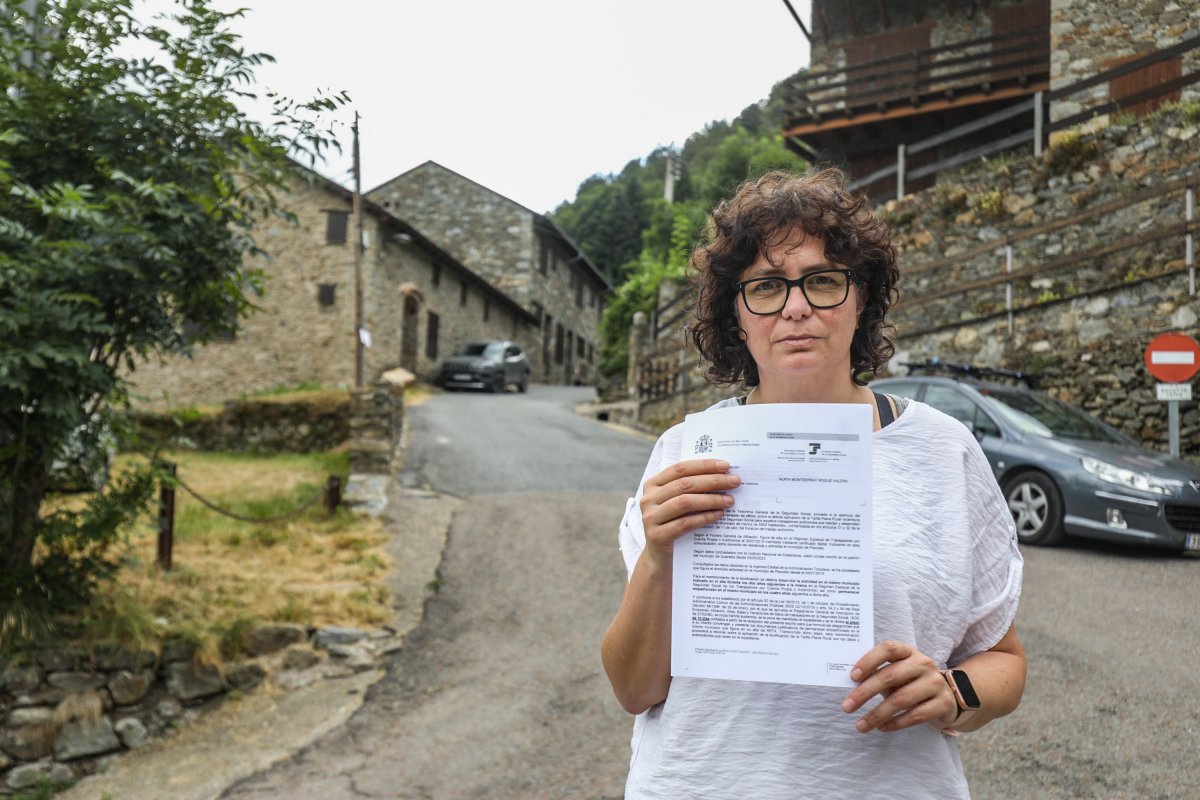 Núria Roqué, ara resident a Queralbs, mostra la notificació de la Seguretat Social