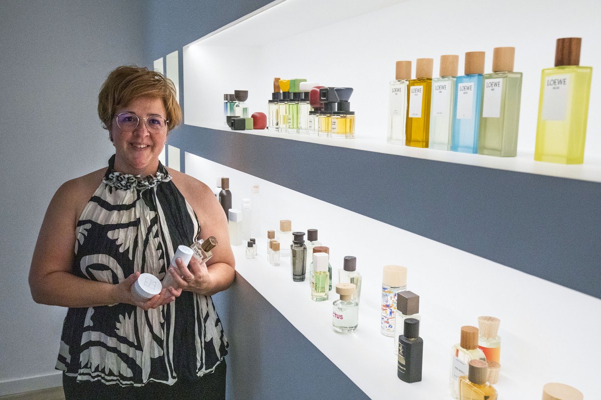 Isabel Pujolasos envoltada d'alguns dels taps de perfums que fabriquen a Sant Pere