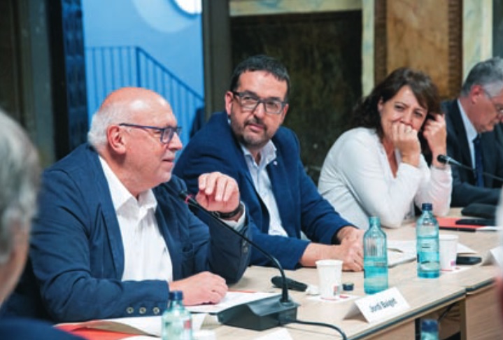 Jordi Baiget, director general de la FUBalmes, amb Albert Castells i Anna Erra, durant la sessió del Patronat