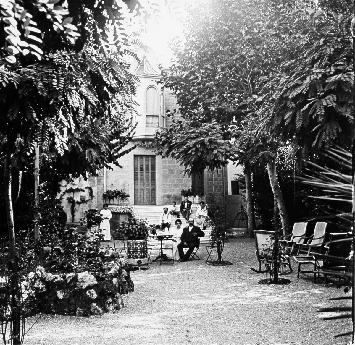 La família Llibre al jardí de la casa d’estiueig de la plaça de Sant Joan a principis del segle XX