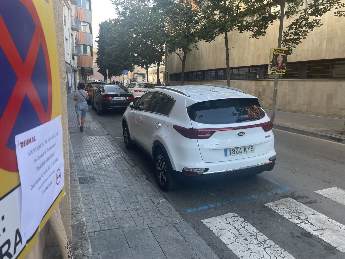 Un cartell avisa del tall de trànsit i les restriccions d'aparcament al carrer Sant Jaume