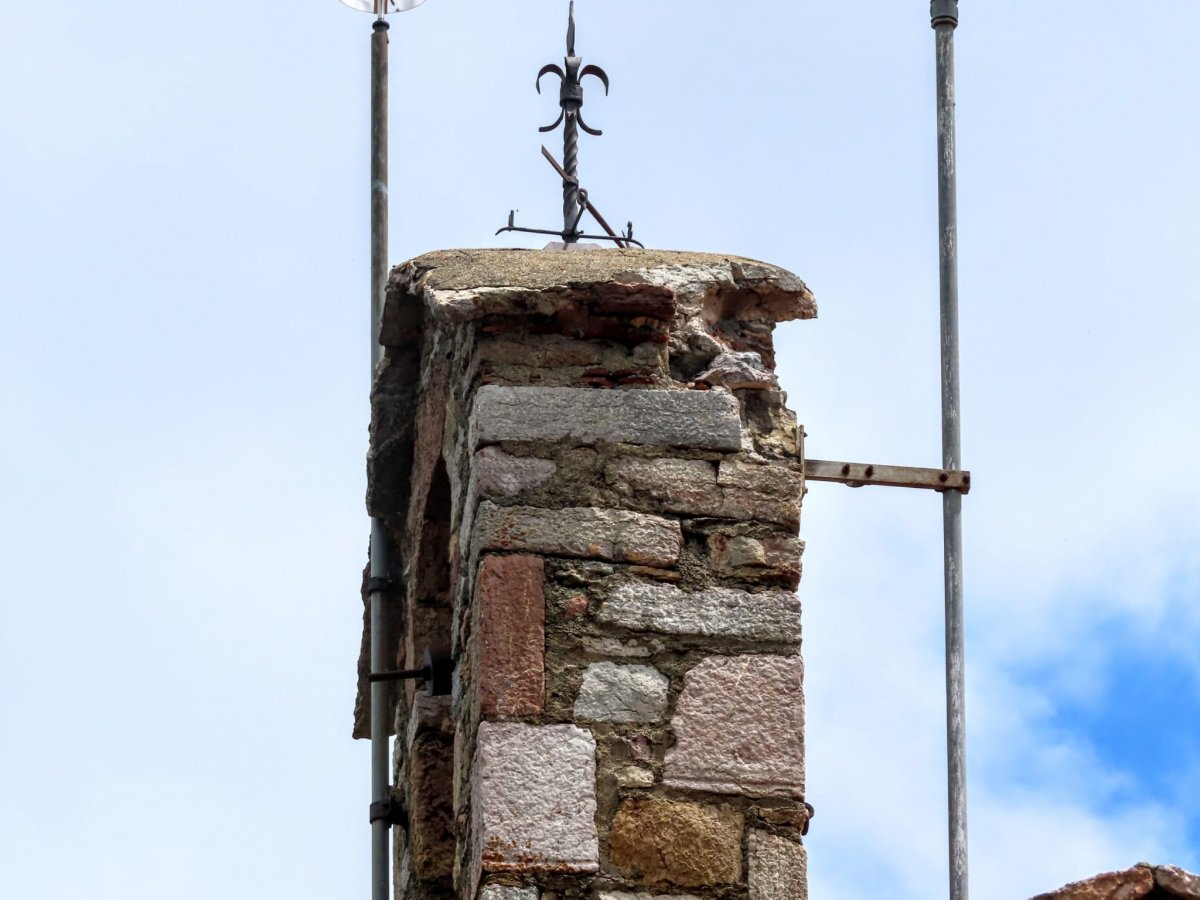 Part del campanar de l'ermita de Sant Antoni amb desperfectes causats pel llamp