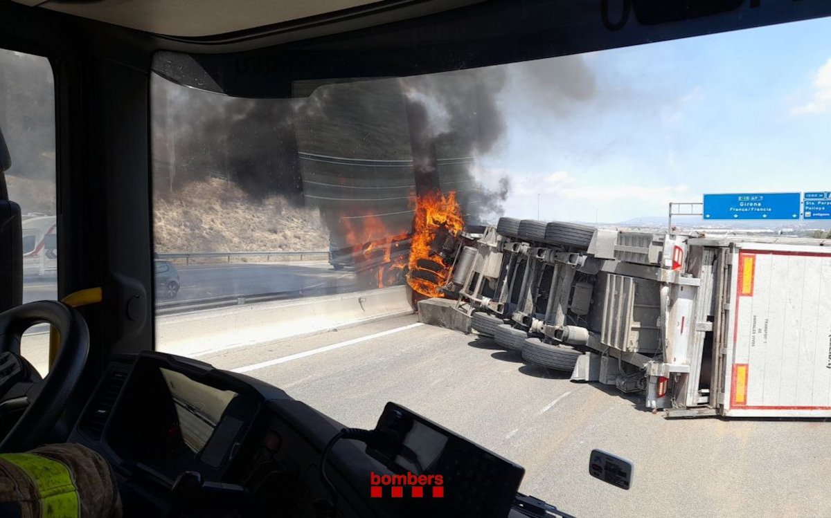 El camió bolcat i amb la cabina en flames