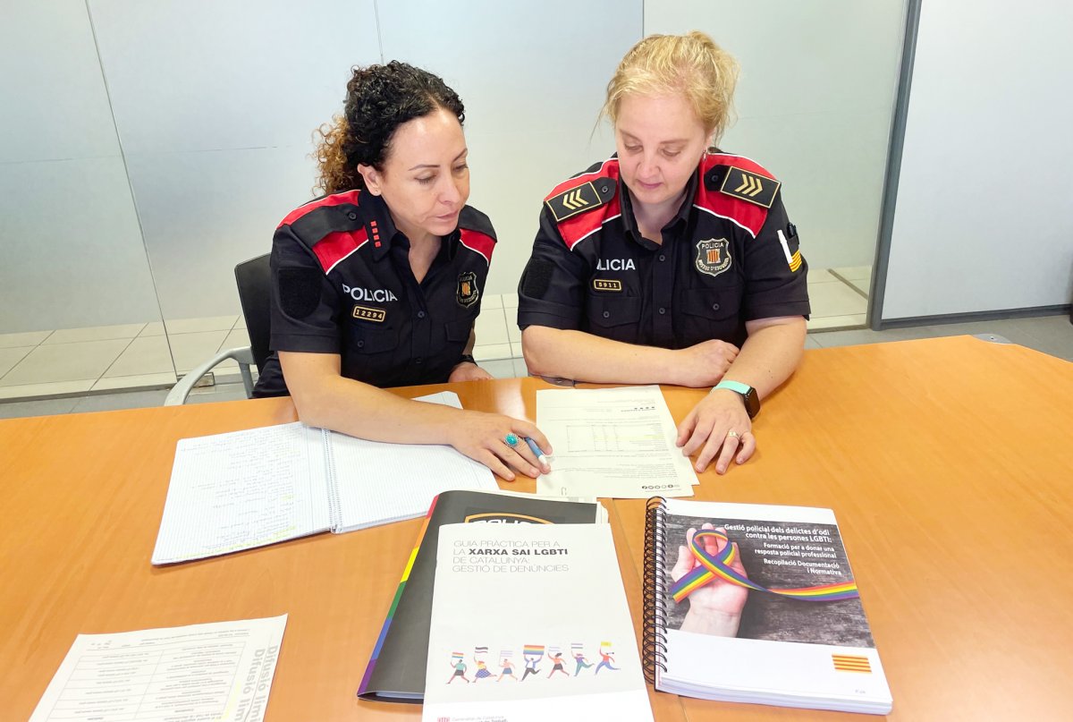 Teresa Planellas i Eva Sánchez a la comissaria dels Mossos a Granollers