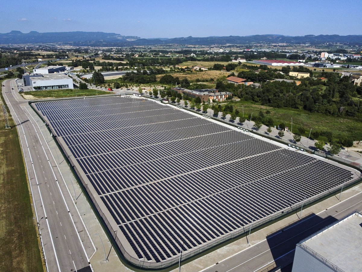 El parc fotovoltaic de tres hectàrees  que Casa Tarradellas ha instal·lat al polígon de la Ronda de Gurb. Més enrere es veu el segon parc, d'una altra hectàrea, encara en construcció