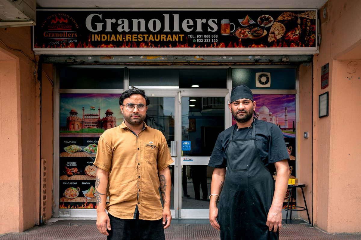 En Kapil Verma, a l'esquerra del cuiner del seu Granollers Indian Restaurant, reclama que els seus clients catalanoparlants no canviïn de llengua quan parlen amb ell