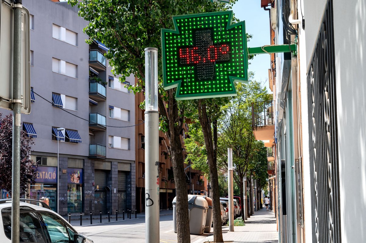 Un termòmetre d'una farmàcia al carrer Joan Prim marcava 46 graus a Granollers. Aquests aparells no ofereixen dades del tot fiables