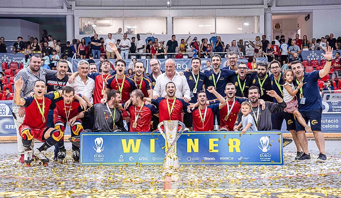L'equip espanyol, celebrant un nou títol europeu a la pista