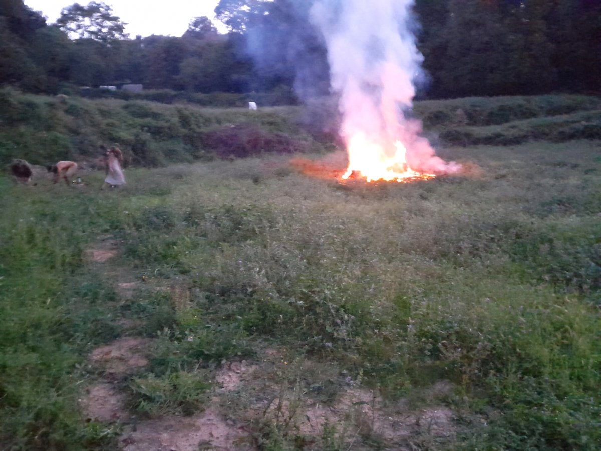 La foguera encesa enmig del bosc