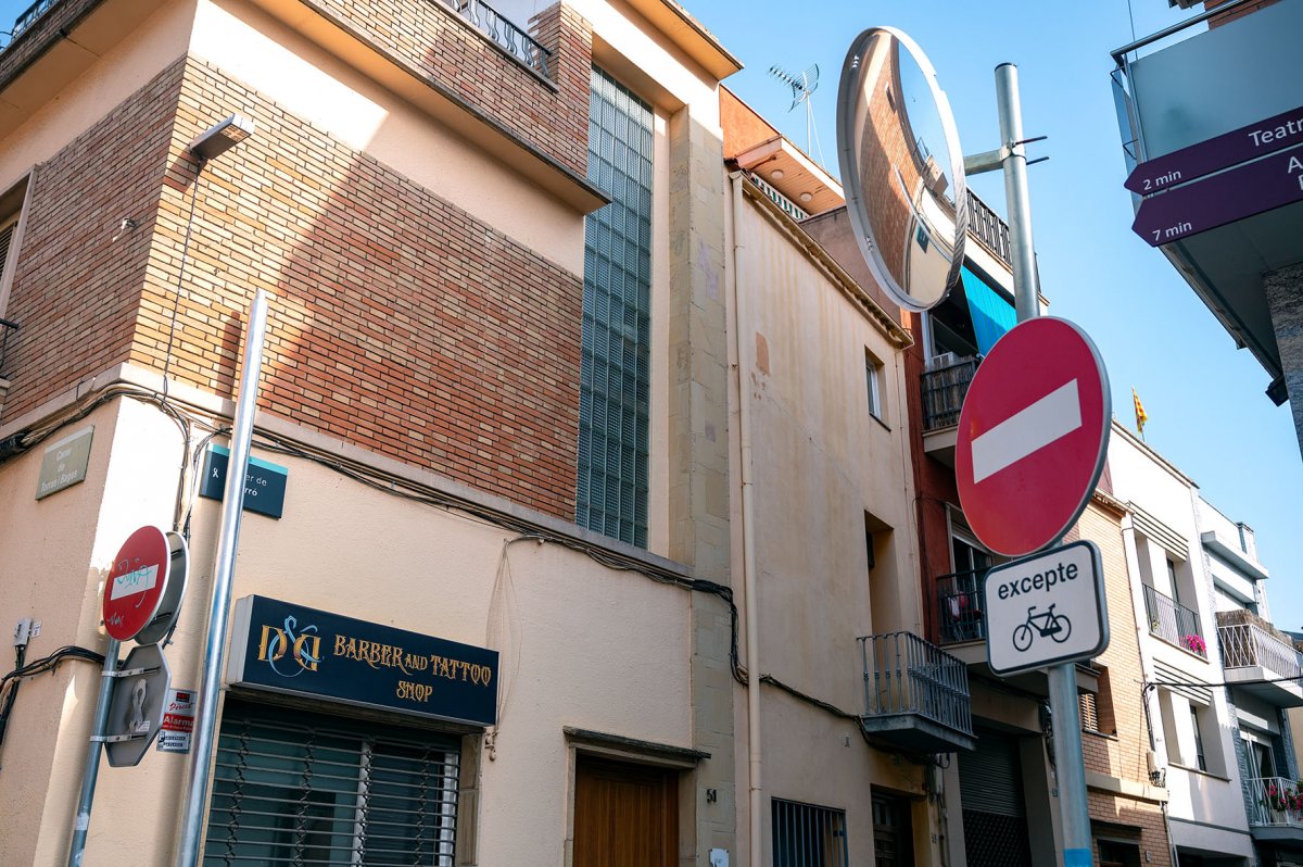 Un dels suports per a les càmeres instal·lat al carrer Corró