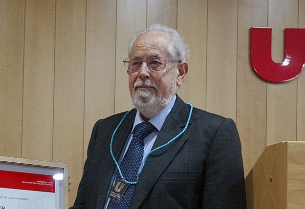 Pere Girbau, en el moment de rebre la medalla de la UVic, el novembre de 2017