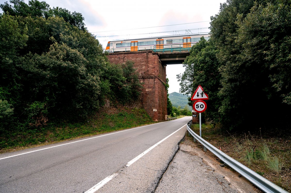 Un tren de la línia R3 als ponts de Figaró