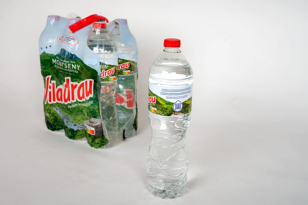 Un pack d'ampolles d'aigua Viladrau, del grup Nestlé