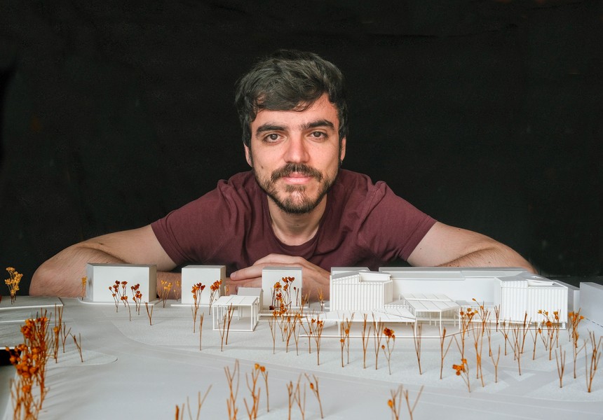 Oriol Puig, amb la maqueta del projecte.