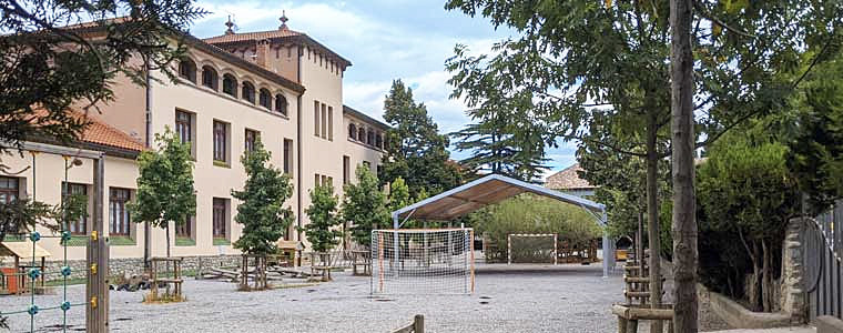 La carpa quadrada recentment construïda al pati de l'edifici Mestre Andreu
