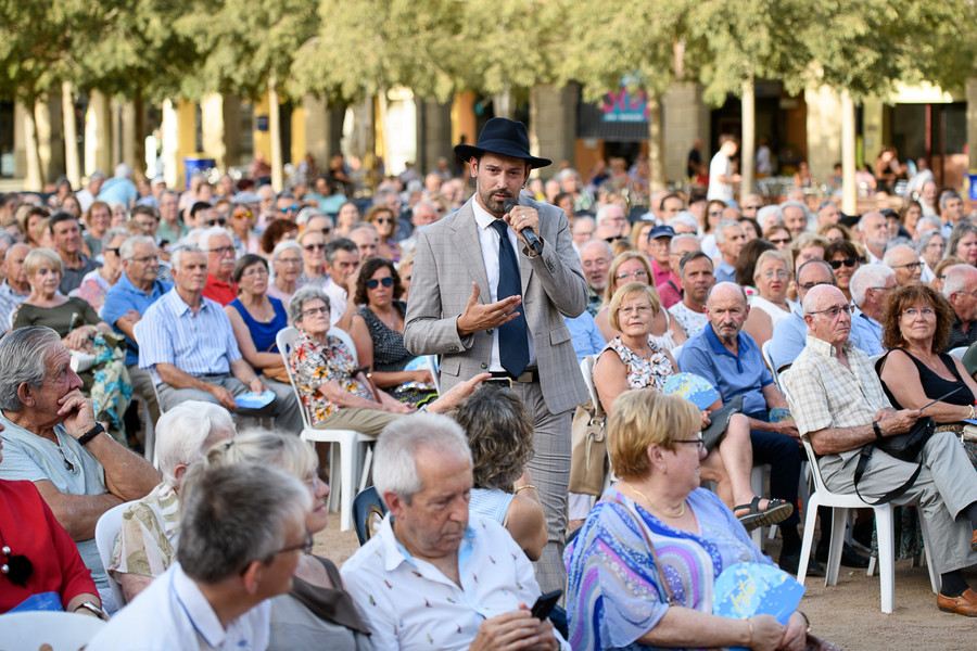 Miquel Gili, una de les veus de la Selvatana, cantant enmig del públic al concert de dimecres