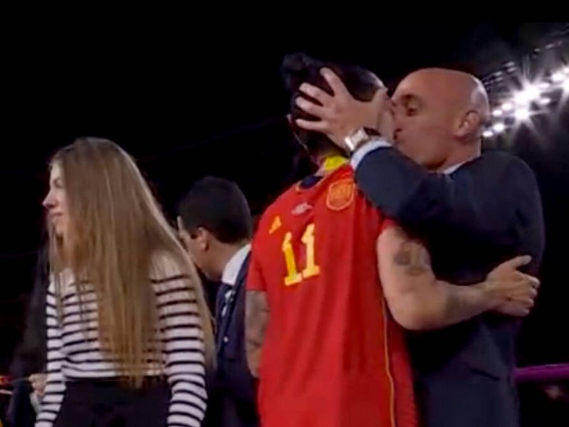 El president de la Federació Espanyola de Futbol, Luis Rubiales, fa el petó sense el consentiment a Jennifer Hermoso després de la final del Mundial a Sidney