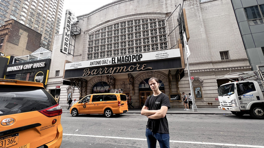 Sergi Font, davant del teatre de Broadway on treballa en l'espectacle d'Antonio Díaz, El Mago Pop
