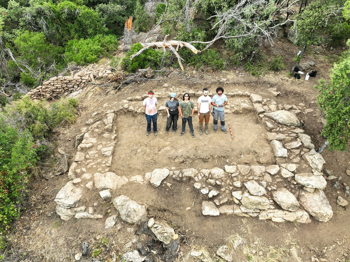 Part de l’equip d’estudiants d’arqueologia a la torre ibèrica, situada al sud del poblat
