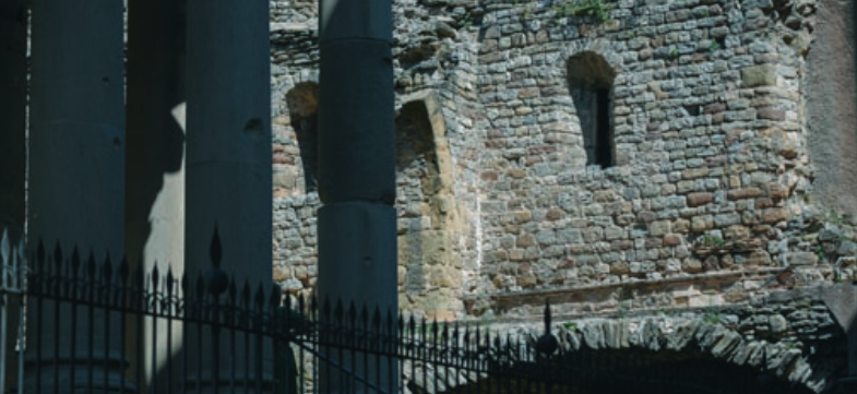 Les restes del castell dels Mont-cada es poden veure avui encara a l’entorn del Temple Romà de Vic