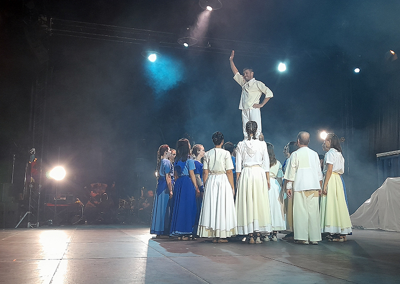 Membres de l'Esbart Dansaire durant la representació de 'Blaüncs' al parc Torras Villà