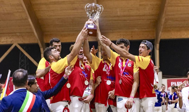 La selecció masculina, celebrant el segon lloc a la competició