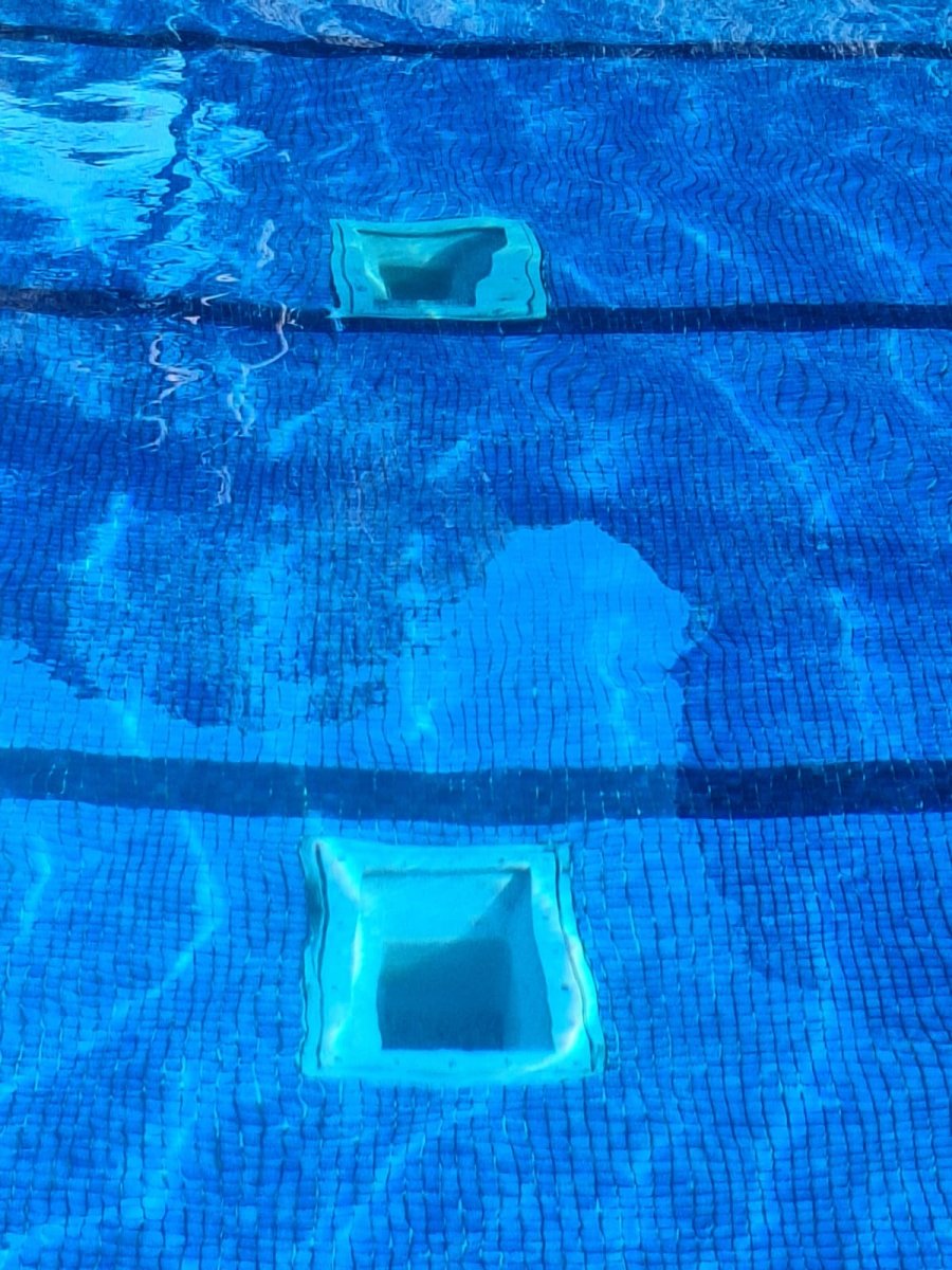 Els aparells malmesos del fons de la piscina