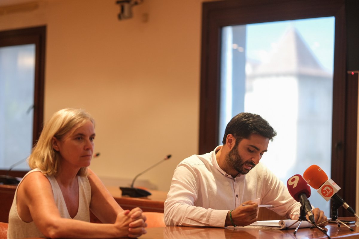 Marta Moreta (PSC) i Arnau Rovira (Junts), en un moment de la roda de premsa d'ahir dimarts