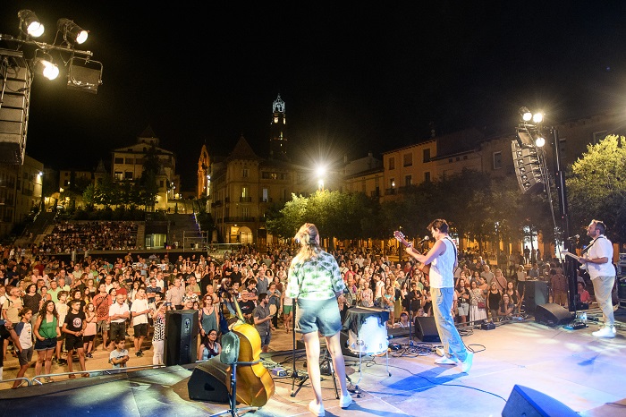 El concert de Guillem Roma va acabar costant molt públic al davant de l'escenari de la plaça Fra Bernadí