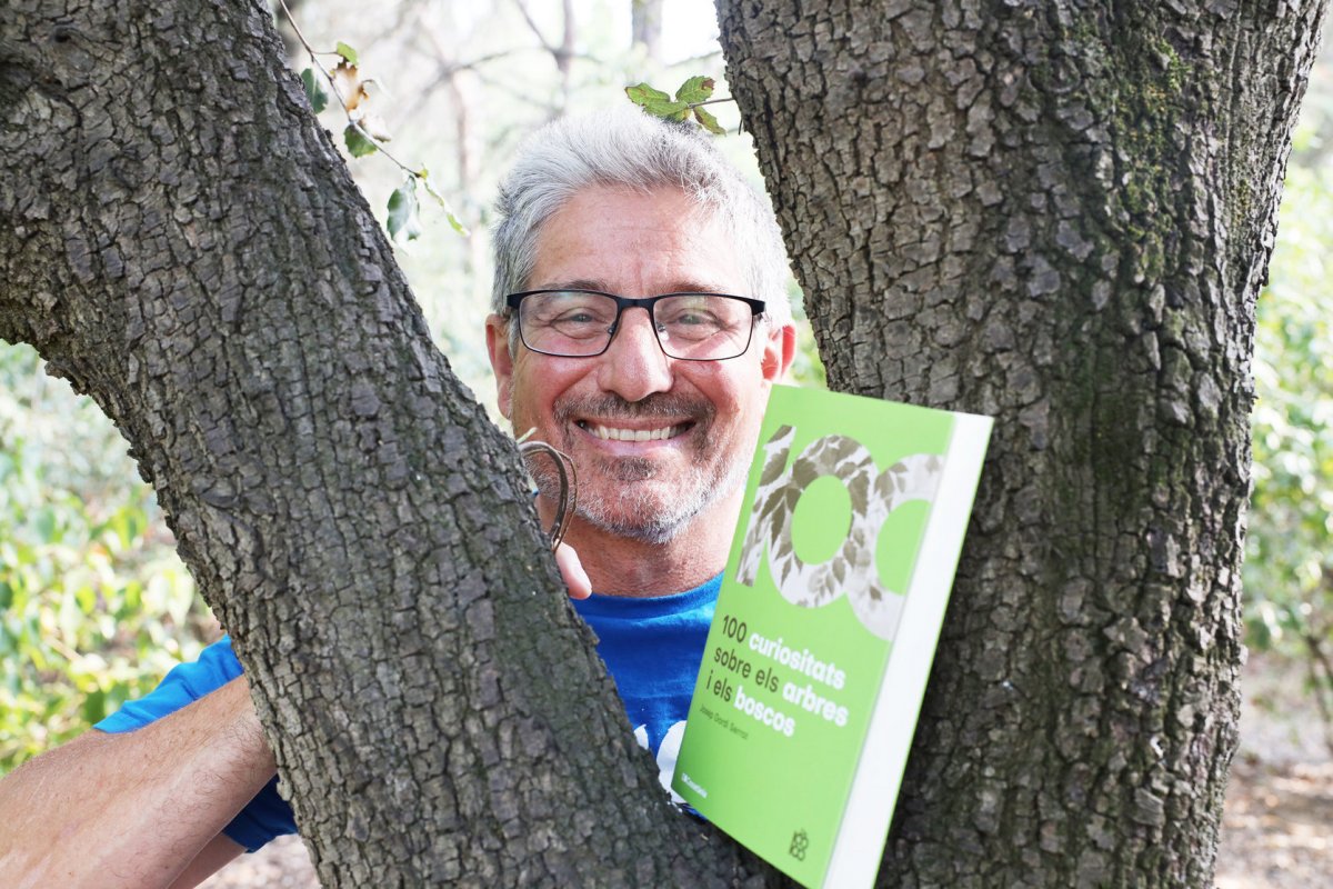 Josep Gordi amb el seu darrer llibre, en què aporta nocions sobre els arbres a través de 100 preguntes