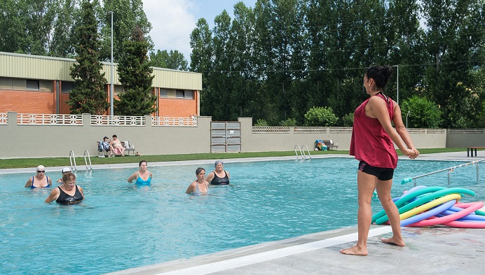 La piscina de Sant Quirze és oberta normalment, mentre hi continuen les obres