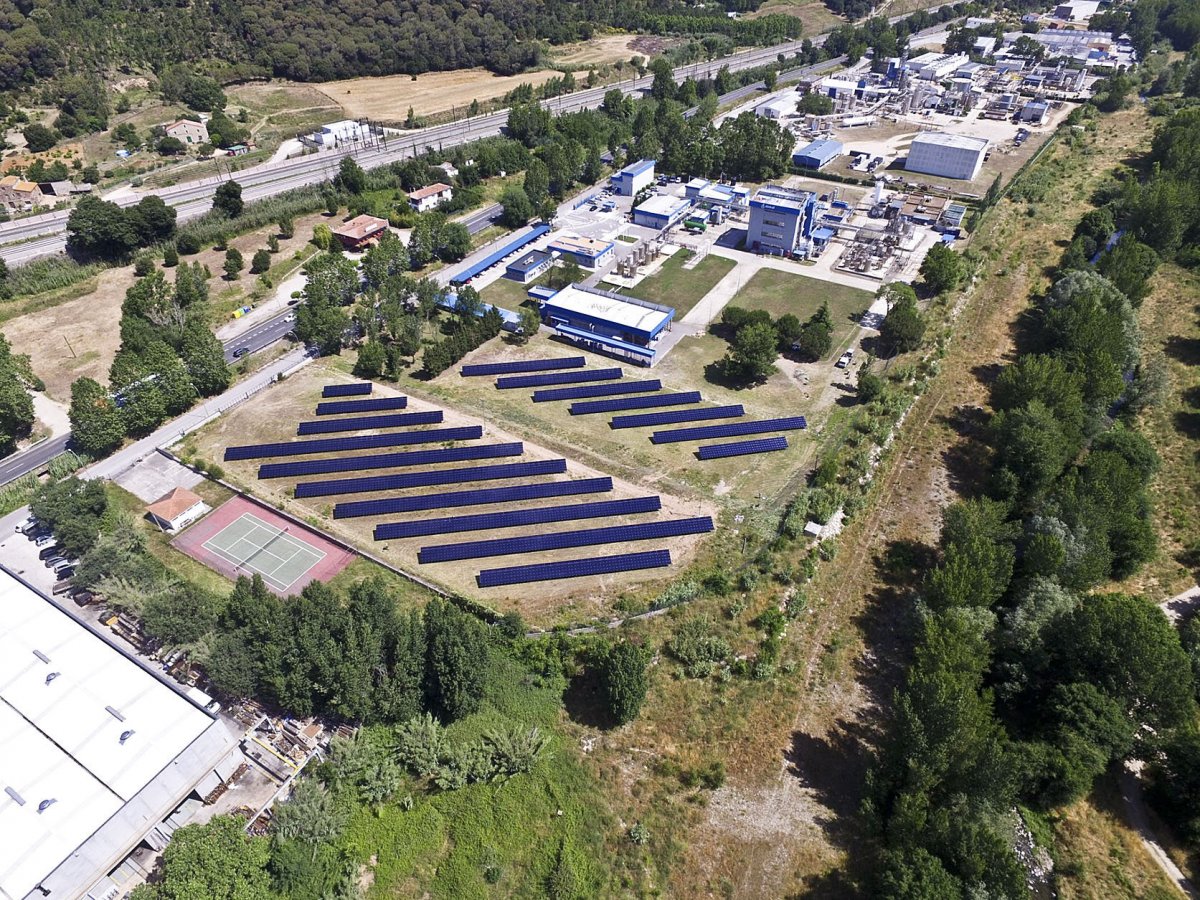 Instal·lació fotovoltaica a la planta d'Almirall a Sant Celoni