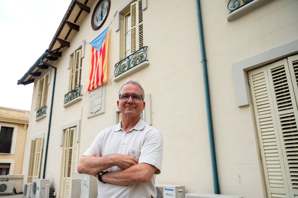 El nou alcalde de Cardedeu, Josep Quesada, davant de l'Ajuntament