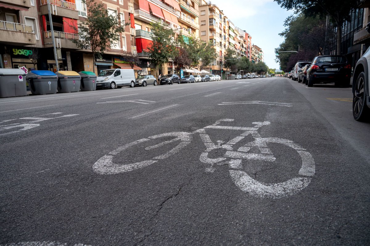 Estat actual de l'avinguda Sant Esteve on les bicicletes han d'anar pels carrils de circulació