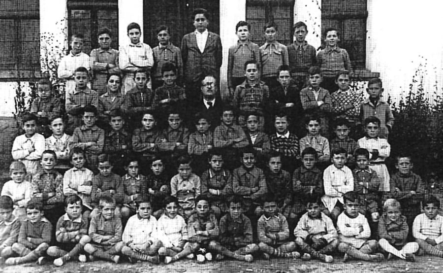 A la dreta, una imatge del 1937 dels infants de l’escola i el seu professor. Es va publicar l’any 1999 a 'Aiguafreda avui'
