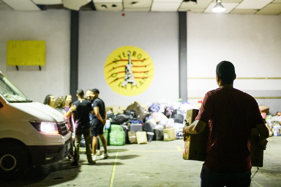 Entrant caixes, dimecres a la nit a la nau industrial de Manlleu on s’està emmagatzemant tot el        material per enviar al Marroc