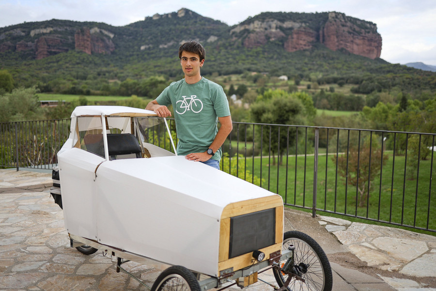 Toni Nieto amb el ‘velomobile’ que ha construit a Vilanova de Sau