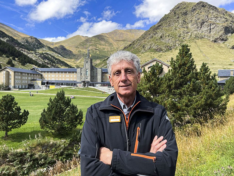 Toni Casals, amb el santuari i la Vall de Núria al fons