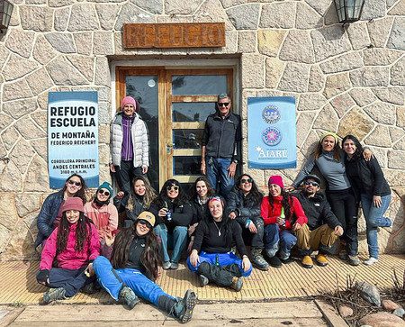 Martín, al refugi escola de Xile amb altres participants de la trobada internacional de dones escaladores de gel