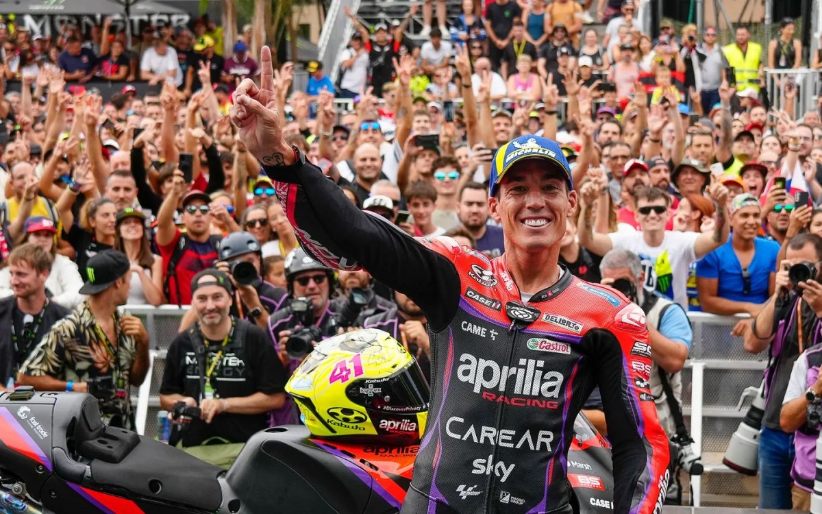 Aleix Espargaró celebra la victòria en la cursa curta del Gran Premi